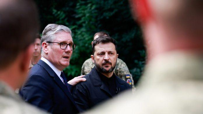 “ukrajina-ce-pobediti”-starmer-iz-kijeva-poslao-poruku,-najavio-novu-vojnu-pomoc-od-300-miliona-evra:-zelenski-mu-urucio-odlikovanje