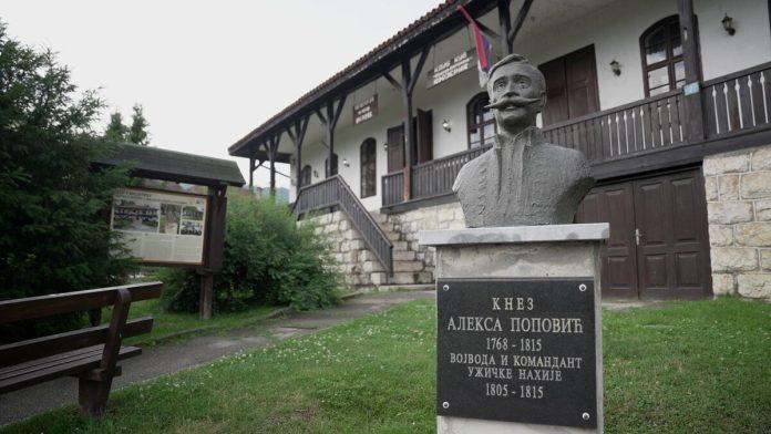 knez-aleksa-gleda-ponosno-i-pravo:-istina-o-spomeniku-u-kosjericu-koji-se-okrece-–-nakon-10-godina-radi-se-rekonstrukcija-biste-(foto)