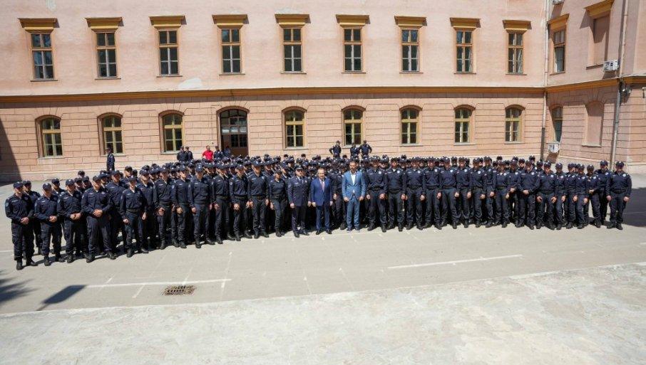 kada-je-najteze,-svi-zovu-policiju:-ministar-dacic-na-promociji-55-i-56.-klase-copo-u-sremskoj-kamenici-(foto) kada-je-najteze,-svi-zovu-policiju:-ministar-dacic-na-promociji-55-i-56.-klase-copo-u-sremskoj-kamenici-(foto)