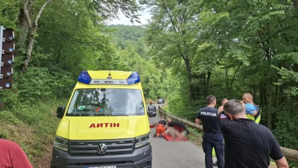 (foto)-horor-kod-plitvica:-automobil-sleteo-s-puta-i-ostao-da-visi-iznad-provalije (foto)-horor-kod-plitvica:-automobil-sleteo-s-puta-i-ostao-da-visi-iznad-provalije