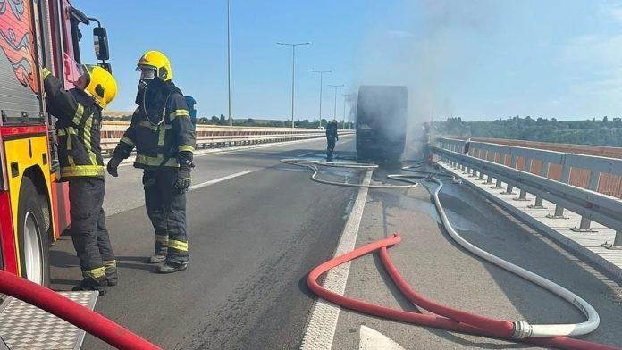 (foto)-zapalio-se-autobus-sa-fudbalerima!-drama-na-mostu-kod-beske:-zadnji-deo-vozila-potpuno-izgoreo,-saobracaj-otezan