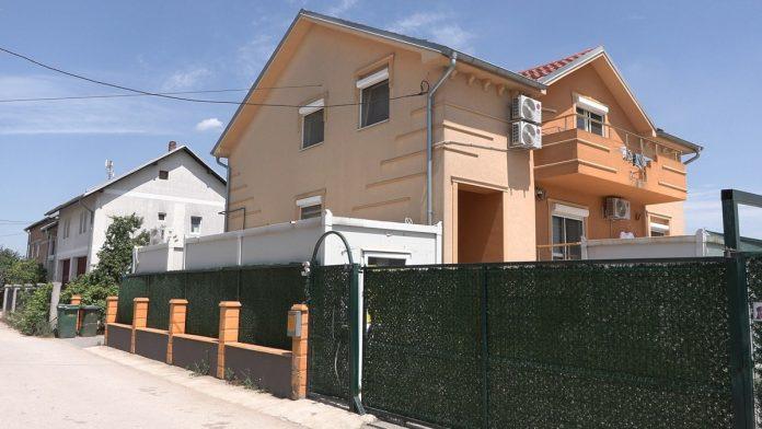 (foto)-ovo-je-hostel-sa-migrantima-u-surcinu-drzani-u-podrumu-iza-visoke-ograde,-mestani-zabrinuti:-“nismo-znali-ko-dolazi,-ko-odlazi”