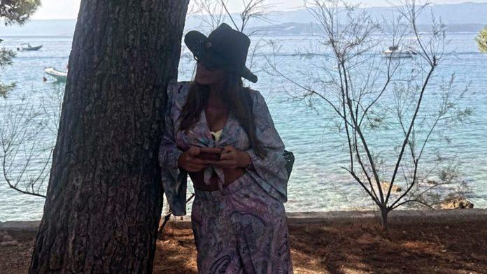 sonja-vuksanovic-(49)-pokazala-telo-od-milion-dolara-skinula-se-u-bikini-i-niko-ne-zna-gde-pre-da-gleda:-grudi,-struk,-noge-–-sve-puca-na-njoj