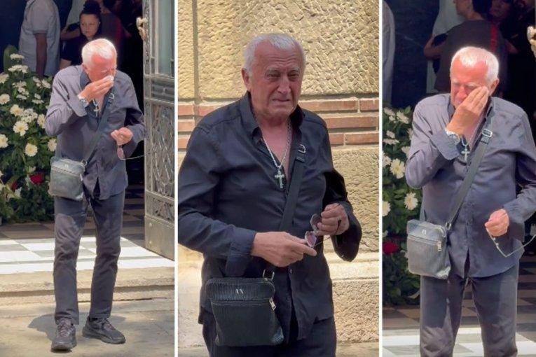 eri-ojdanicu-pozlilo-na-sahrani-andrije-bajica:-hitno-napustio-kapelu!-(video) eri-ojdanicu-pozlilo-na-sahrani-andrije-bajica:-hitno-napustio-kapelu!-(video)