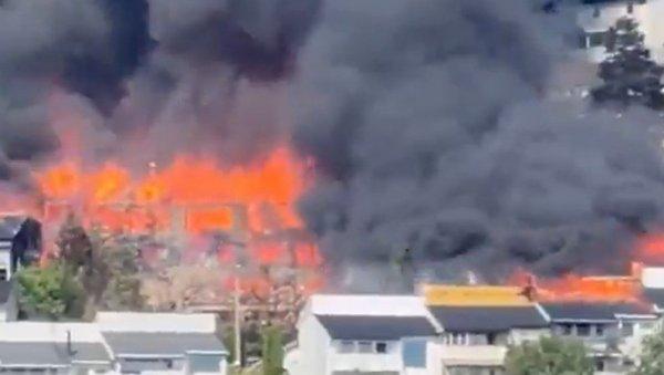 crni,-gusti-dim-prekrio-nebo:-stravican-pozar,-evakuisano-na-stotine-ljudi-(video) crni,-gusti-dim-prekrio-nebo:-stravican-pozar,-evakuisano-na-stotine-ljudi-(video)