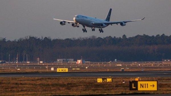 opsti-haos-u-avionu:-putnik-vikao-na-sav-glas-i-pozivao-se-na-serijat,-od-besa-iz-sve-snage-osamario-stjuardesu opsti-haos-u-avionu:-putnik-vikao-na-sav-glas-i-pozivao-se-na-serijat,-od-besa-iz-sve-snage-osamario-stjuardesu