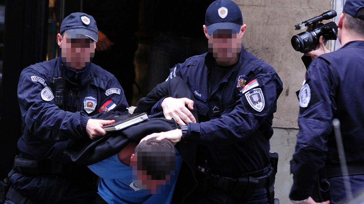 uhapsen-muskarac-u-kraljevu-policija-mu-u-stanu-nasla-razlicite-droge,-odredeno-mu-zadrzavanje-do-18-sati uhapsen-muskarac-u-kraljevu-policija-mu-u-stanu-nasla-razlicite-droge,-odredeno-mu-zadrzavanje-do-18-sati