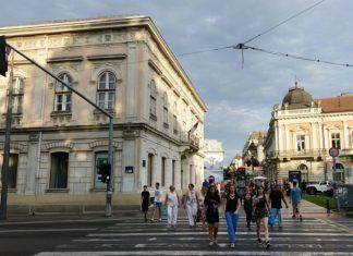 PAZITE KAKO PRELAZITE ULICU: Pešacima kazna 40.000 dinara ako načine ovaj prekršaj pazite-kako-prelazite-ulicu:-pesacima-kazna-40.000-dinara-ako-nacine-ovaj-prekrsaj