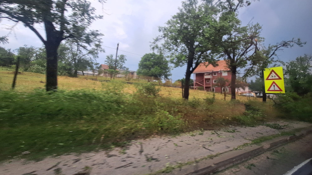Олујно-невреме-у-Ариљу-и-Новој-Вароши,-у-Гучи-дрво-пало-на-кућу Олујно-невреме-у-Ариљу-и-Новој-Вароши,-у-Гучи-дрво-пало-на-кућу