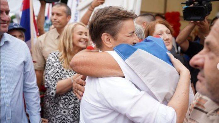 bitka-za-srbiju-se-nastavlja!-brnabiceva-iz-beske-porucila:-narod-je-uz-vucica,-idemo-do-pobede!