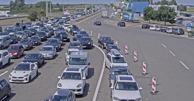 kolona-od-10-kilometara-na-ulazu-u-srbiju:-stravicne-guzve-na-granici-sa-hrvatskom,-na-bajakovu-se-ceka-satima-(foto) kolona-od-10-kilometara-na-ulazu-u-srbiju:-stravicne-guzve-na-granici-sa-hrvatskom,-na-bajakovu-se-ceka-satima-(foto)