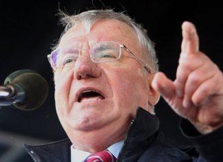 HIT U HRTKOVCIMA: Pogledajte šta piše na kući Vojislava Šešelja (FOTO) hit-u-hrtkovcima:-pogledajte-sta-pise-na-kuci-vojislava-seselja-(foto)