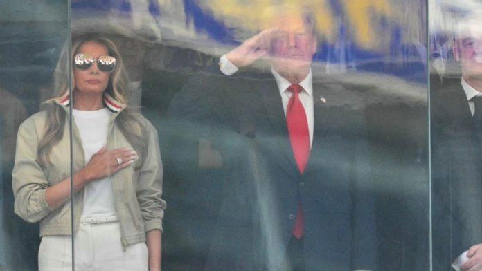 (foto)-salutira-i-gleda-kroz-staklo-tramp-stigao-na-finale-svetskog-prvenstva:-jedna-stvar-je-svima-upala-u-oci