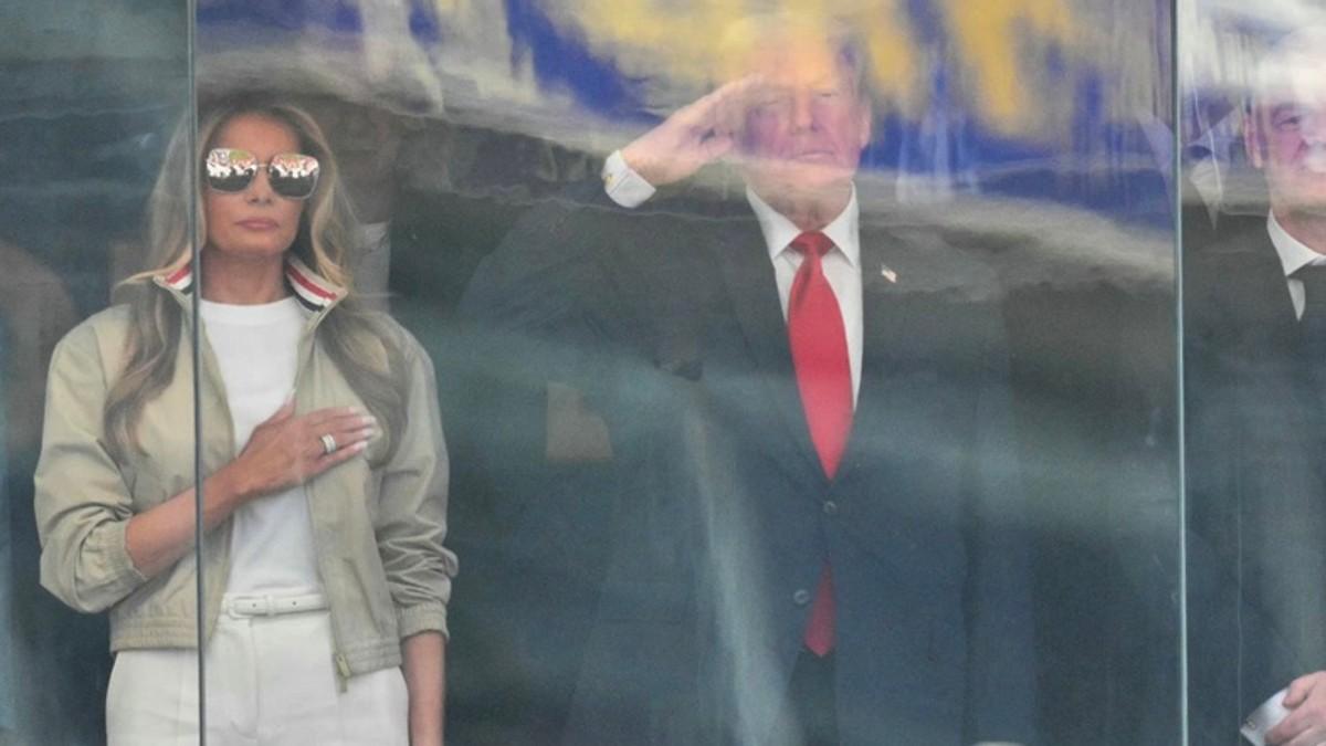 (foto)-salutira-i-gleda-kroz-staklo-tramp-stigao-na-finale-svetskog-prvenstva:-jedna-stvar-je-svima-upala-u-oci (foto)-salutira-i-gleda-kroz-staklo-tramp-stigao-na-finale-svetskog-prvenstva:-jedna-stvar-je-svima-upala-u-oci