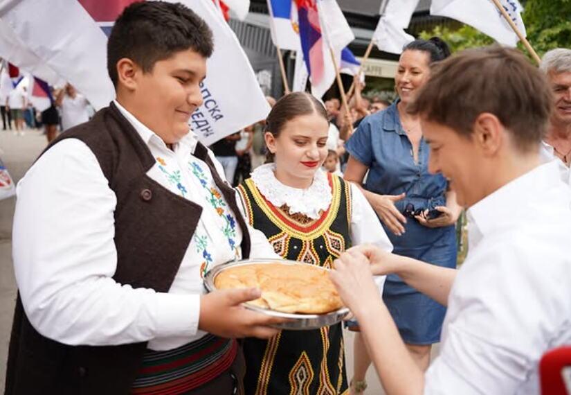 “treba-nam-ujedinjena-srbija,-a-ne-blokaderska-mrznja-i-teror”-brnabic-sa-narodom-u-bozeticima:-vizija-vucica-i-neustrasivost-naṣ̌eg-naroda-su-sacuvali-srbiju “treba-nam-ujedinjena-srbija,-a-ne-blokaderska-mrznja-i-teror”-brnabic-sa-narodom-u-bozeticima:-vizija-vucica-i-neustrasivost-naṣ̌eg-naroda-su-sacuvali-srbiju