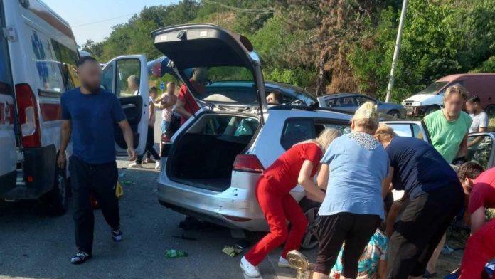 (foto)-umro-muskarac-povreden-u-nesreci-kod-kursumlije-povredene-jos-cetiri-osobe:-bmw-smrskan,-presao-u-suprotnu-traku-i-udario-u-drugo-vozilo