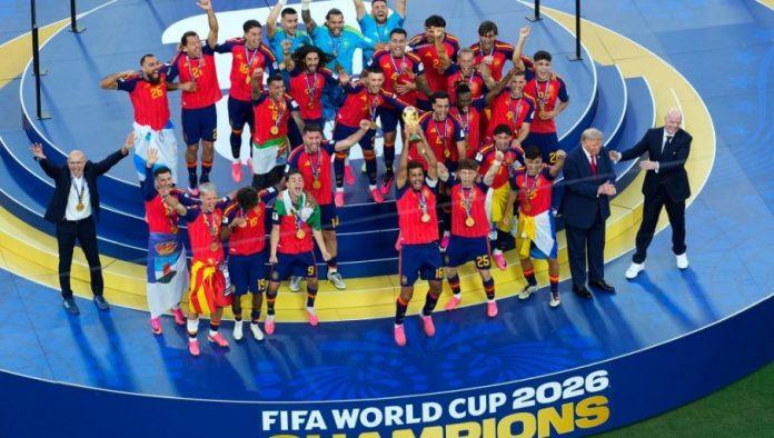 scena-za-istoriju-mundijala:-donald-tramp-urucio-medalje-i-pehar-svetskim-sampionima!-(foto)