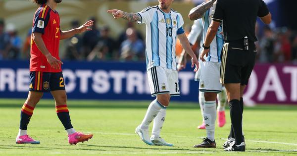 kod-nas-se-to-zove-“drukanje”:-mesi-trazio-od-vincica-crveni-karton-jer-je-spanac-prikrio-usta!-/video/ kod-nas-se-to-zove-“drukanje”:-mesi-trazio-od-vincica-crveni-karton-jer-je-spanac-prikrio-usta!-/video/