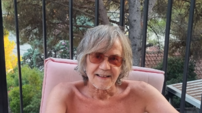 (foto)-zika-todorovic-bez-majice,-sedi-na-plocicama,-ovako-uziva-u-bigovu-gde-ima-kucu:-“nista-bez-dobrog-komsije”-–-stigle-reakcije-od-kolega-iz-beograda