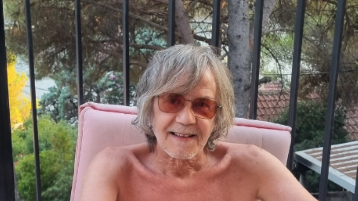 (foto)-zika-todorovic-bez-majice,-sedi-na-plocicama,-ovako-uziva-u-bigovu-gde-ima-kucu:-“nista-bez-dobrog-komsije”-–-stigle-reakcije-od-kolega-iz-beograda (foto)-zika-todorovic-bez-majice,-sedi-na-plocicama,-ovako-uziva-u-bigovu-gde-ima-kucu:-“nista-bez-dobrog-komsije”-–-stigle-reakcije-od-kolega-iz-beograda