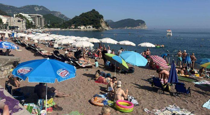 isplivale-nove-cene-iz-crne-gore:-evo-koliko-kostaju-lezaljke,-parking,-kafa-i-rucak-usred-sezone
