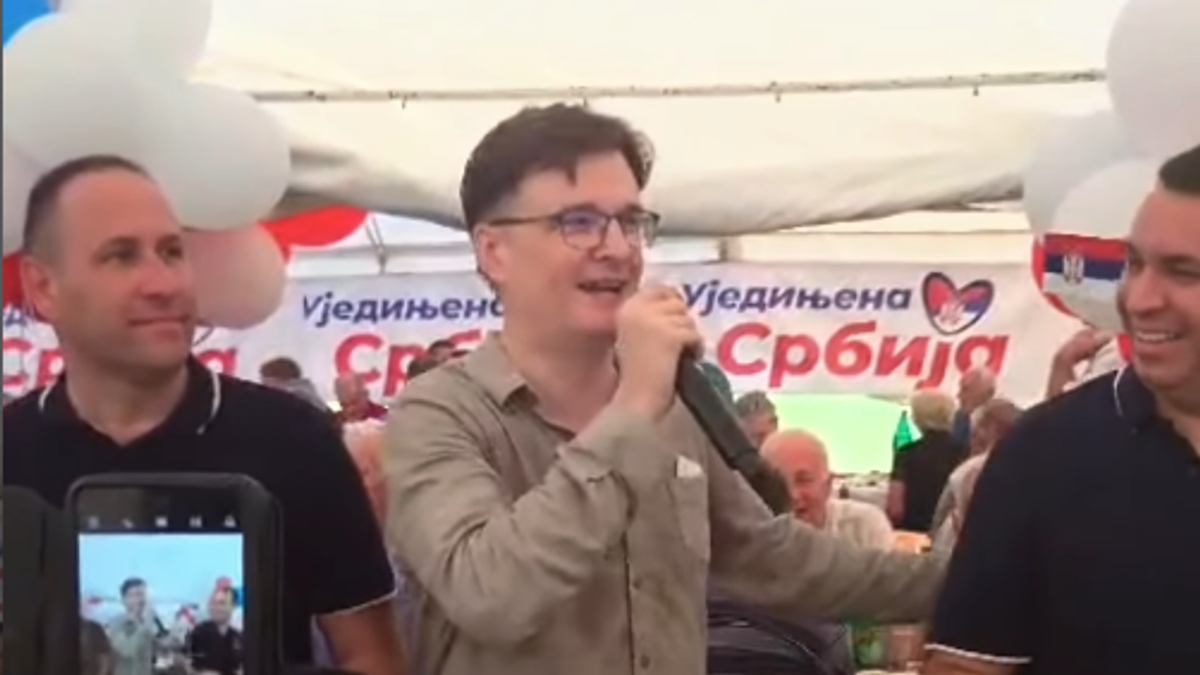 “rado,-lepa-rado”-milenko-jovanov-pevao-pristalicama-sns-u-selu-turica-(video) “rado,-lepa-rado”-milenko-jovanov-pevao-pristalicama-sns-u-selu-turica-(video)