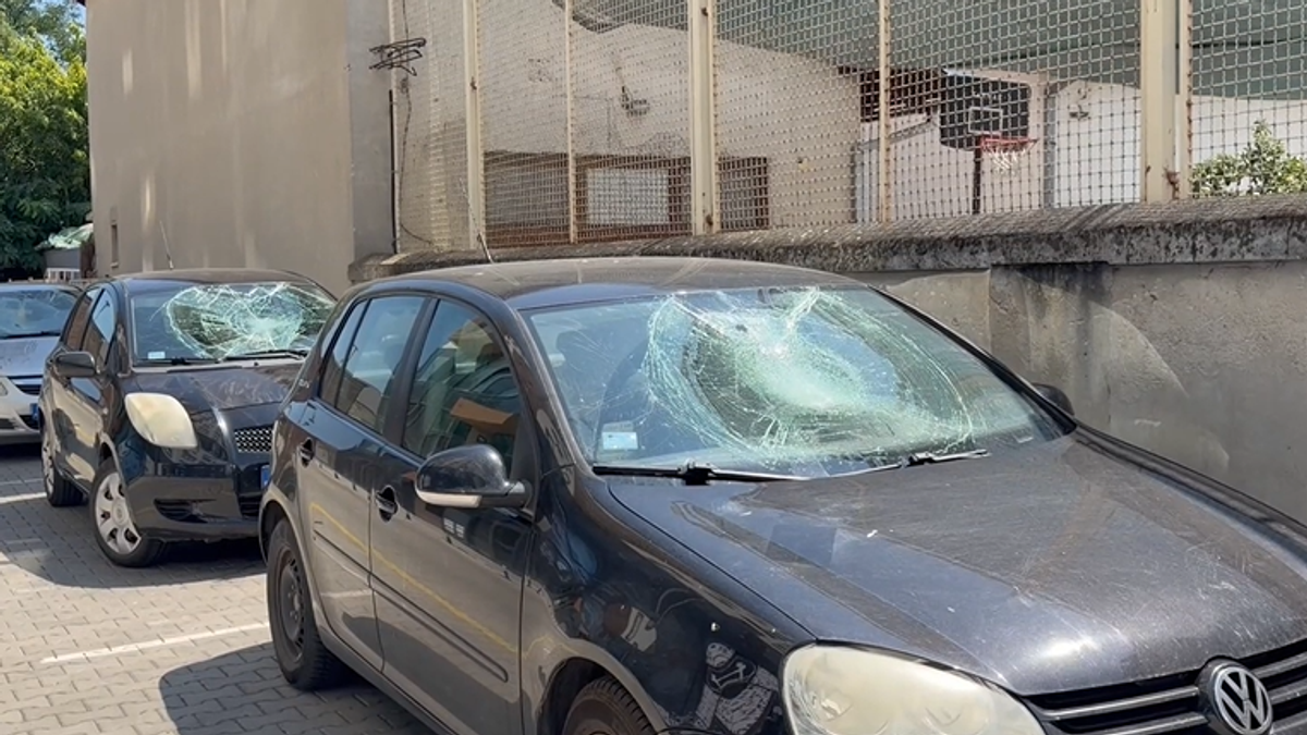 “dva-su-razbijena-cekicem,-vide-se-tragovi-stopala”-vlasnik-jednog-od-unistenih-automobila-u-novom-sadu-se-oglasio-za-“blic”-(foto) “dva-su-razbijena-cekicem,-vide-se-tragovi-stopala”-vlasnik-jednog-od-unistenih-automobila-u-novom-sadu-se-oglasio-za-“blic”-(foto)