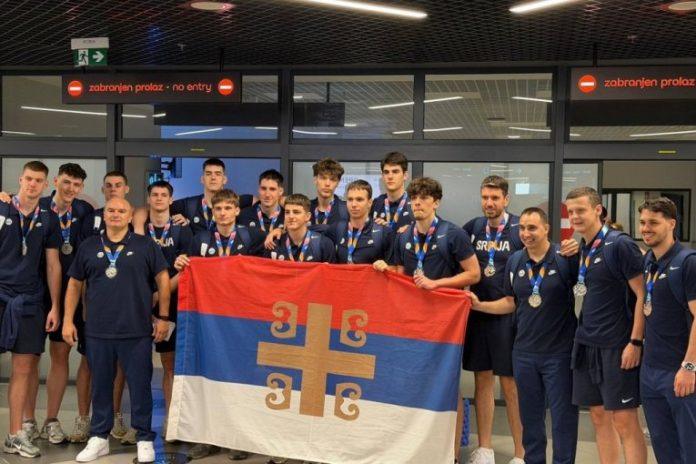 srebro-sija-kao-zlato!-“orlici”-docekani-uz-ovacije-i-trobojku-–-velicanstvene-scene-na-aerodromu!-(foto,-video)
