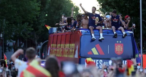 festa-na-ulicama-madrida:-spanci-se-polugoli-uz-alkohol-voze-otvorenim-autobusom,-a-jamal-sa-krunom-mazi-zlatnu-boginju-/video/ festa-na-ulicama-madrida:-spanci-se-polugoli-uz-alkohol-voze-otvorenim-autobusom,-a-jamal-sa-krunom-mazi-zlatnu-boginju-/video/