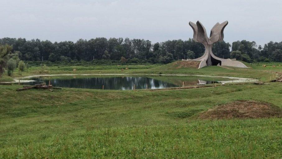 “novosti”-u-jasenovcu:-jeziva-tisina-na-najvecem-stratistu-srba-(foto/video) “novosti”-u-jasenovcu:-jeziva-tisina-na-najvecem-stratistu-srba-(foto/video)