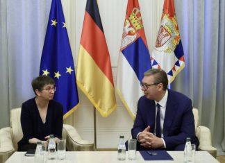 OPROŠTAJNI SUSRET NA ANDRIĆEVOM VENCU: Oglasio se Vučić posle sastanka sa nemačkom ambasadorkom Ankom Konrad (FOTO) oprostajni-susret-na-andricevom-vencu:-oglasio-se-vucic-posle-sastanka-sa-nemackom-ambasadorkom-ankom-konrad-(foto)
