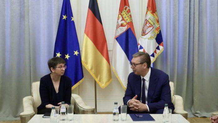 oprostajni-susret-na-andricevom-vencu:-oglasio-se-vucic-posle-sastanka-sa-nemackom-ambasadorkom-ankom-konrad-(foto)