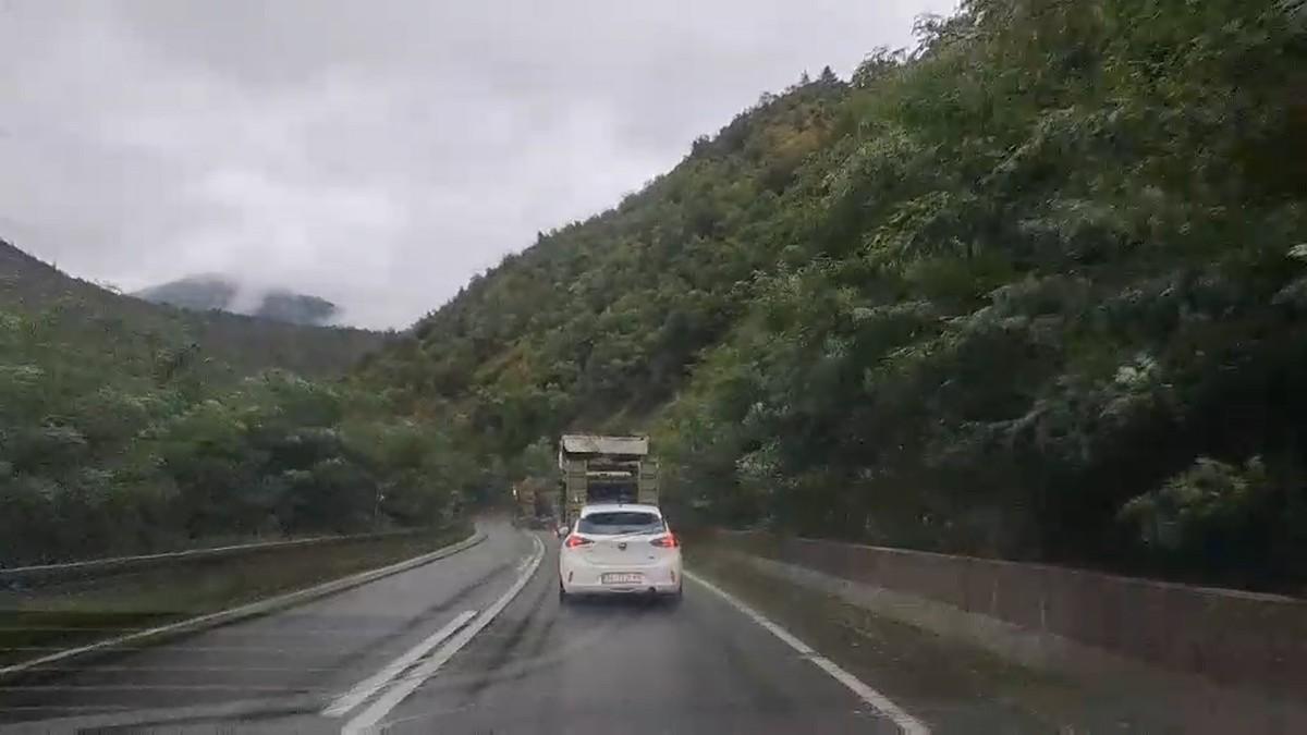 (video)-jeziv-snimak-na-putu-za-zlatibor-vozac-iz-crne-gore-pretice-citavu-kolonu-vozila-i-to-na-mostu,-na-jednoj-od-najopasnijih-deonica! (video)-jeziv-snimak-na-putu-za-zlatibor-vozac-iz-crne-gore-pretice-citavu-kolonu-vozila-i-to-na-mostu,-na-jednoj-od-najopasnijih-deonica!