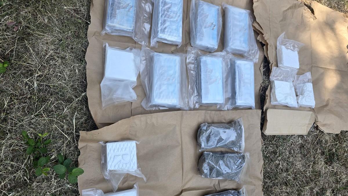 (foto/video)-specijalci-upali-i-bacili-ga-na-zemlju!-policija-pretresla-stan-i-auto-mladica-(26),-nadeno-10-kg-kokaina-i-3-kg-heroina:-oglasio-se-ministar-dacic (foto/video)-specijalci-upali-i-bacili-ga-na-zemlju!-policija-pretresla-stan-i-auto-mladica-(26),-nadeno-10-kg-kokaina-i-3-kg-heroina:-oglasio-se-ministar-dacic