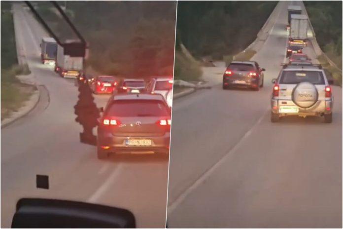 (video)-pogledajte-snimak-od-kojeg-se-dize-kosa-na-glavi!-snimljena-zastrasujuca-voznja-na-putu-kod-nove-varosi:-divljacki-preticao-kolonu,-usledila-drama