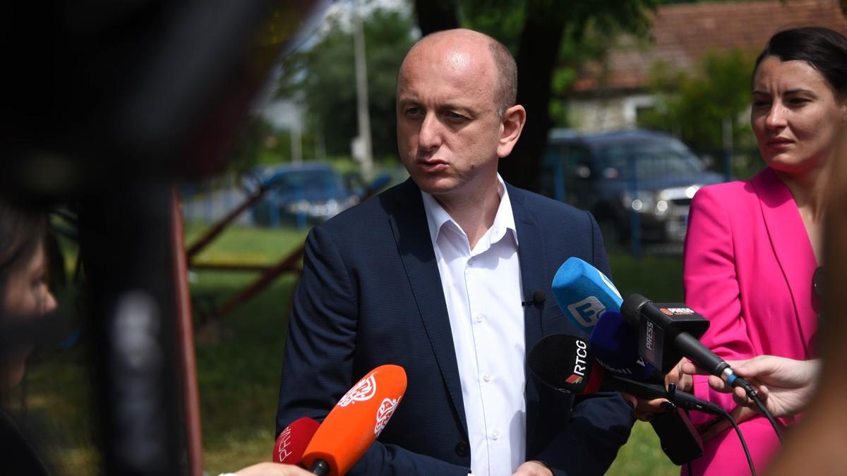 “jos-jedna-opstina-ce-uskoro-tim-stopama”-knezevic-se-oglasio-nakon-sto-je-skupstina-pljevalja-ponistila-odluku-o-priznanju-nezavisnosti-kosova “jos-jedna-opstina-ce-uskoro-tim-stopama”-knezevic-se-oglasio-nakon-sto-je-skupstina-pljevalja-ponistila-odluku-o-priznanju-nezavisnosti-kosova