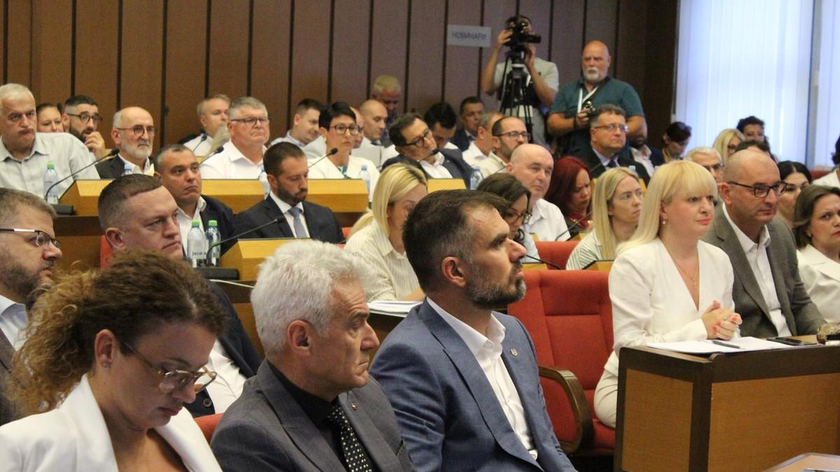 incident-u-skupstini-novog-sada-pogacar-bacio-materijale-ispred-micina,-pauza-zbog-rasprave-odbornika incident-u-skupstini-novog-sada-pogacar-bacio-materijale-ispred-micina,-pauza-zbog-rasprave-odbornika