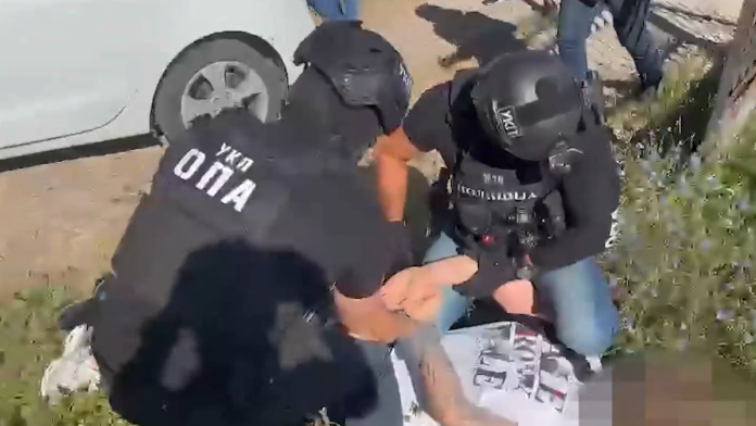 (foto,-video)-zaplenjeno-skoro-17-kilograma-droge-velika-policijska-akcija-u-pozarevcu:-uhapsena-dvojica-muskaraca