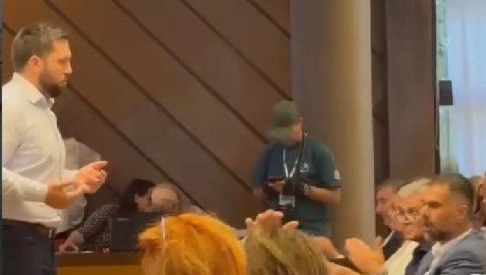 pogacar-i-cvijetic-od-skupstine-prave-kafanu:-blokaderski-duo-novosadske-opozicije-pokusao-da-isprovocira-parlament