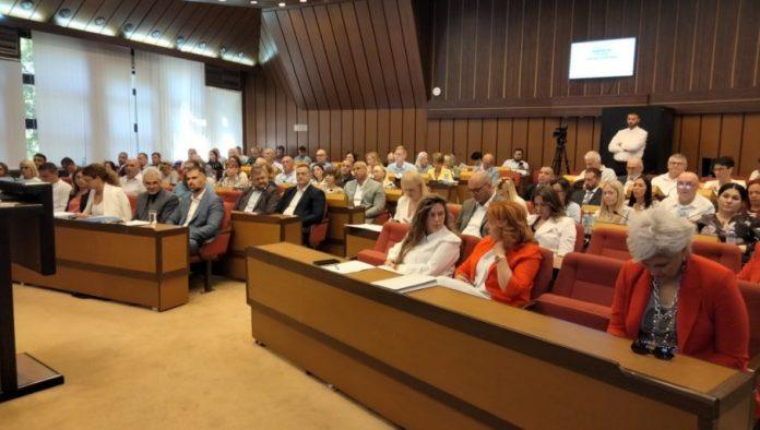 u-kasi-cak-55-milijardi:-istorijski-budzet-novog-sada-omogucava-besplatne-udzbenike,-odrzavanje-skola…