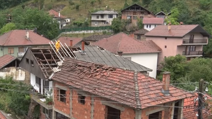 (video)-olujni-vetar-nosio-krovove-i-cupao-drvece-jako-nevreme-pogodilo-ovaj-deo-srbije:-sva-mesta-ostala-bez-struje