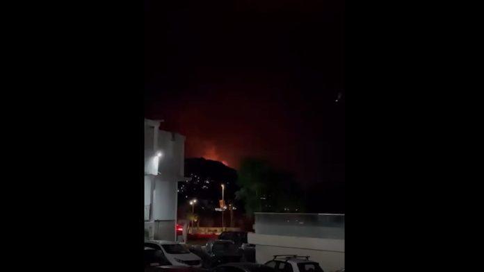 (video)-veliki-pozar-iznad-sutomora-gradani-primetili-vatru-i-pozvali-sluzbe,-vatrogasci-se-bore-sa-stihijom