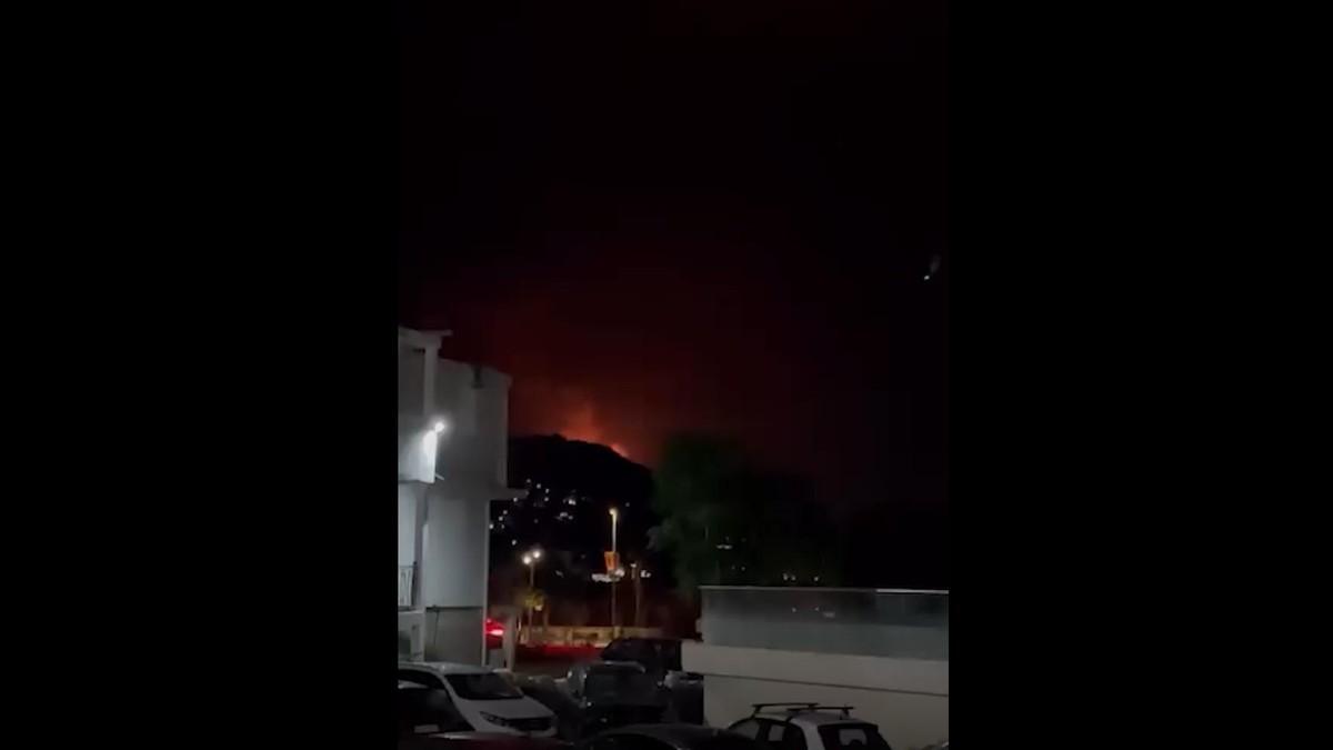 (video)-veliki-pozar-iznad-sutomora-gradani-primetili-vatru-i-pozvali-sluzbe,-vatrogasci-se-bore-sa-stihijom (video)-veliki-pozar-iznad-sutomora-gradani-primetili-vatru-i-pozvali-sluzbe,-vatrogasci-se-bore-sa-stihijom
