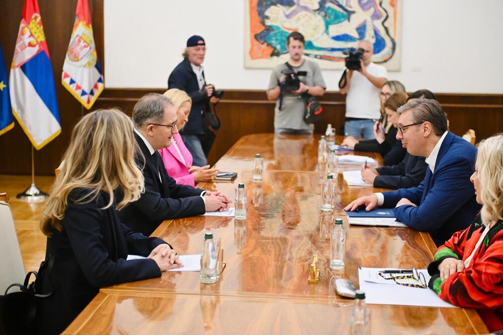 vazan-sastanak-u-toku:-predsednik-vucic-razgovara-s-predstavnicima-evropske-banke-za-obnovu-i-razvoj-za-jugoistocnu-evropu vazan-sastanak-u-toku:-predsednik-vucic-razgovara-s-predstavnicima-evropske-banke-za-obnovu-i-razvoj-za-jugoistocnu-evropu