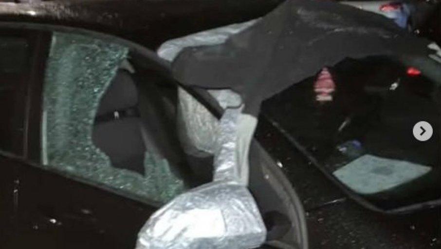 apokalipticni-prizori-u-smederevu:-grad-pod-vodom,-krov-pao-sa-zgrade,-automobili-unisteni-(video) apokalipticni-prizori-u-smederevu:-grad-pod-vodom,-krov-pao-sa-zgrade,-automobili-unisteni-(video)