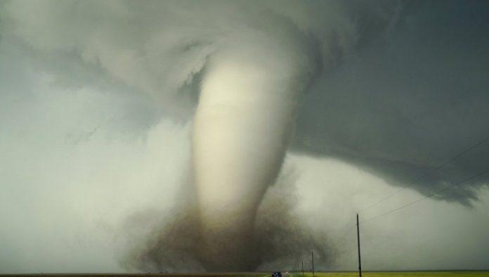nesvakidasnji-snimak:-pogledajte-kako-izgleda-tornado-„iznutra“-(video)