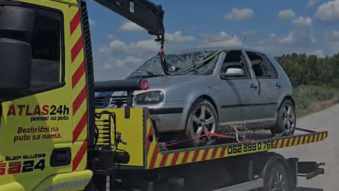 (foto,-video)-ovo-je-auto-smrti-iz-novog-sada-soferka-smrskana,-prozori-polupani:-vatrogasci-jedva-izvukli-vozilo-u-kom-su-bila-tri-tela,-mestani-otkrili-prizor-koji-ledi-krv