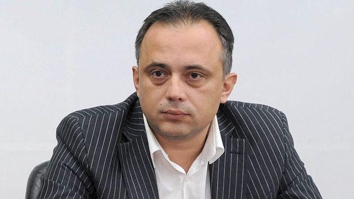 bivsi-predsednik-skupstine-nisa-kaznjen-sa-150.000-dinara-zbog-uvredljivog-obracanja-za-skupstinskom-govornicom