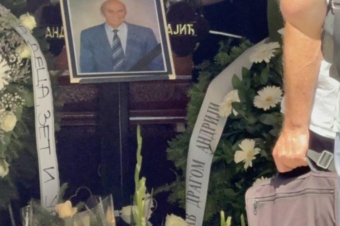 sablasan-prizor-na-grobu-andrije-bajica!-dok-porodica-vodi-rat-oko-nasledstva,-samo-ga-ona-posecuje!-(foto)