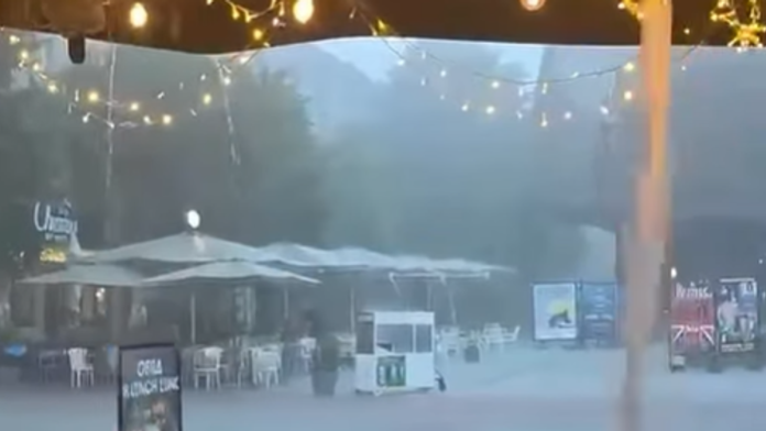 (video)-lete-lezaljke,-stolovi-i-stolice-jaka-oluja-pogodila-popularno-letovaliste:-ulice-poplavljene,-saobracaj-totalno-paralisan